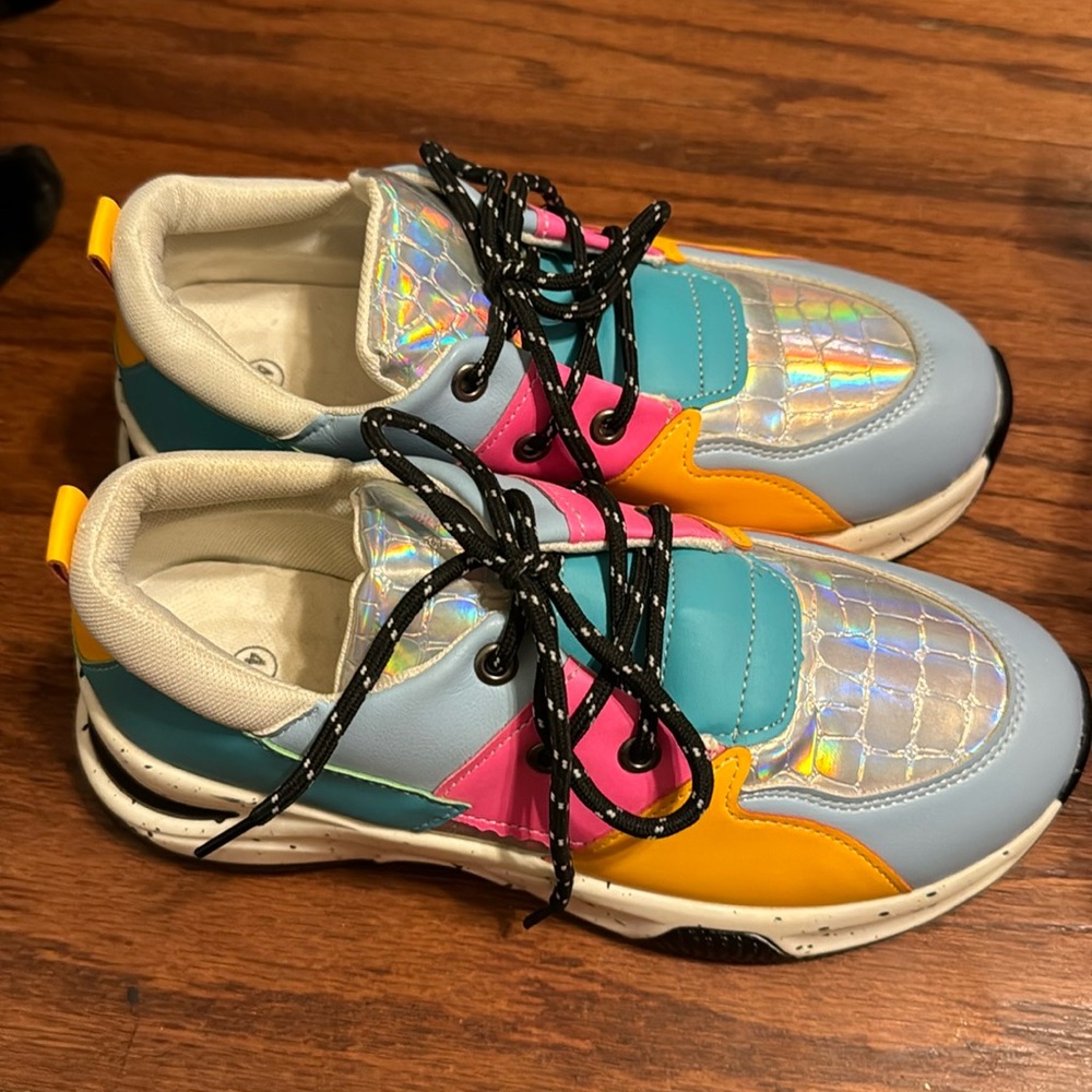 Women’s tennis shoes